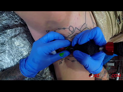 ❤️ La bomba Sully Savage, molt tatuada, es va tatuar al clítoris ❤️ Súper porno al porno ca.xxxpornolive.ru ❤